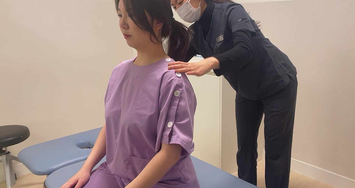 의료진이 환자의 어깨와 목 주변 움직임을 확인하는 모습