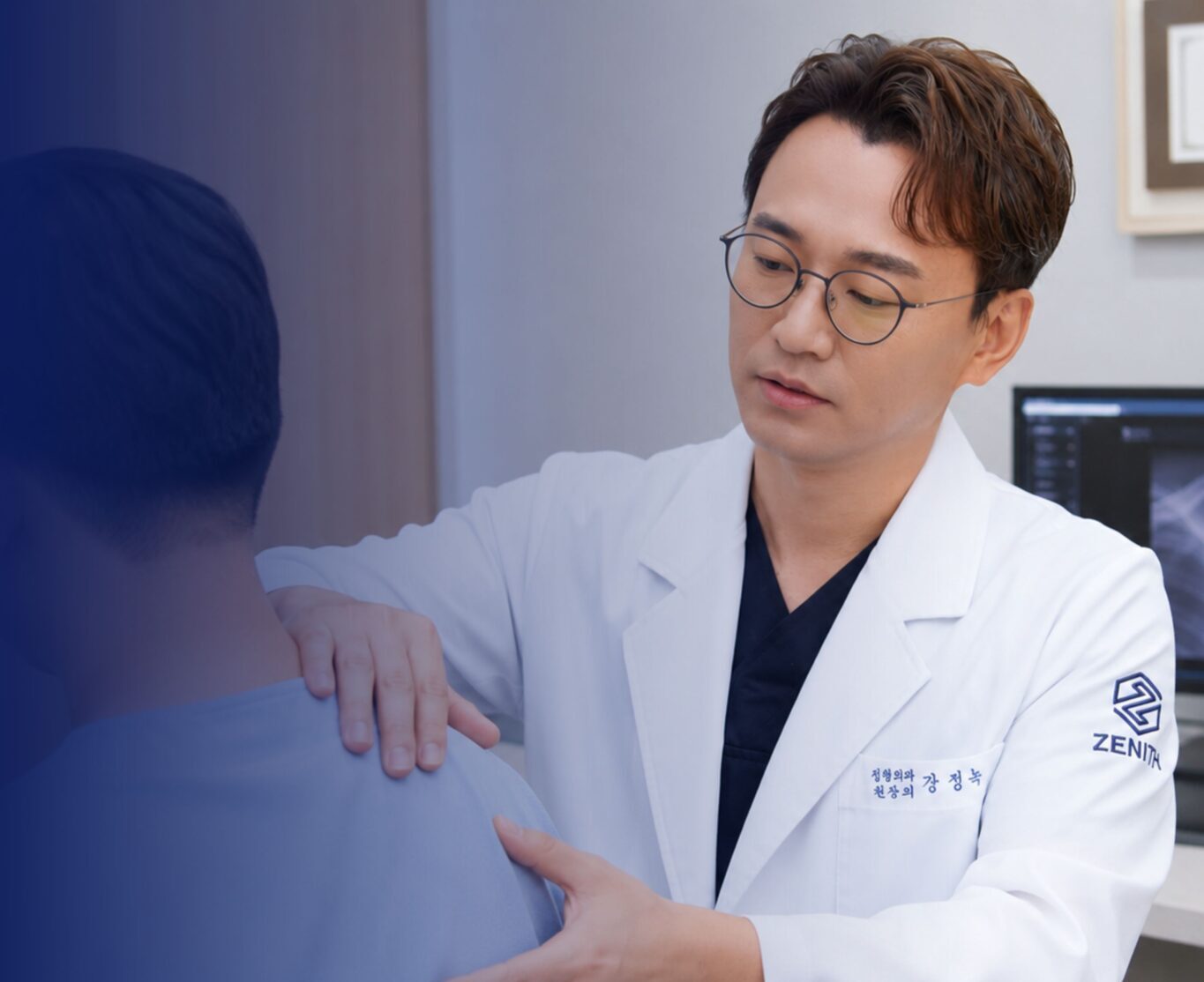 당산역 오십견 진료에서 의료진이 환자의 어깨 움직임을 확인하는 모습