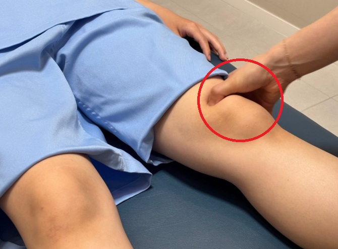 의료진이 환자의 무릎 주변 상태를 손으로 확인하는 모습